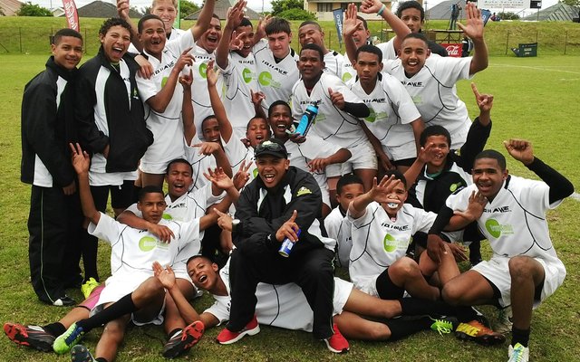 Die Academiaspelers, Donnadue de Villiers, vierde van links heelagter; Wimpie van Dyk, vierde van regs heelagter; met Martin Jonathan, regs langs Wimpie. Die afrigter, Danver August, van Gansbaai, middel voor.